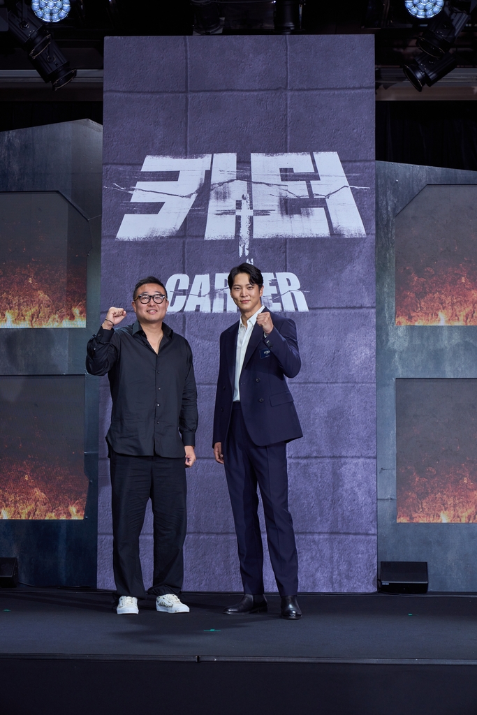 Director Jung Byung-gil (L) and actor Joo Won of "Carter" pose for the camera on Aug. 2, 2022, in this photo provided by Netflix. (PHOTO NOT FOR SALE) (Yonhap)