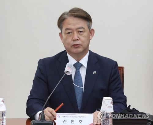 This image, taken on June 8, 2022, shows Second Deputy National Security Adviser Shin In-ho talking at the National Assembly. (Pool photo) (Yonhap)