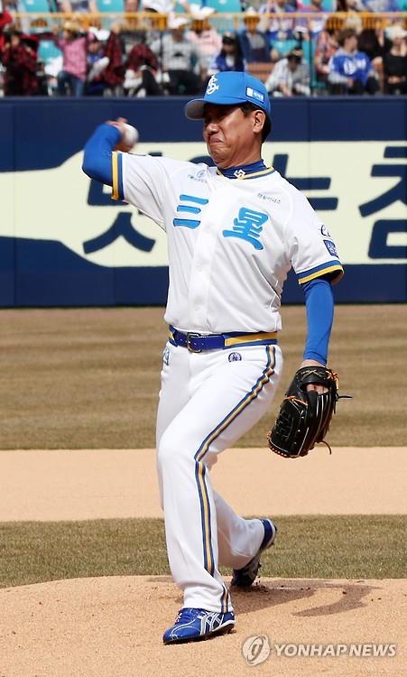 In this file photo from March 19, 2016, former Samsung Lions pitcher Kim Si-jin pitches in an exhibition game at Daegu Samsung Lions Park in Daegu, around 240 kilometers southeast of Seoul. (Yonhap)