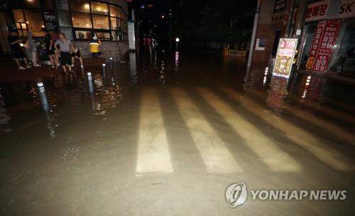 Roads in Cheongju, about 110 kilometers south of Seoul, are flooded on Aug. 10, 2022, following record rainfall. (Yonhap) 