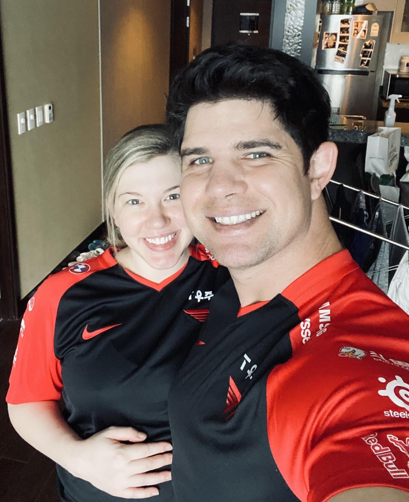 Robert Stock of the Doosan Bears (R) and his wife, Sara, pose in jerseys of the Korean "League of Legends" team T1, in this photo captured from Stock's Twitter page. (PHOTO NOT FOR SALE) (Yonhap)