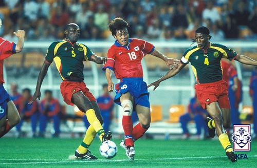 In this file photo provided by the Korea Football Association, Hwang Sun-hong of South Korea (C) is in action against Cameroon during the countries' friendly football match at Suwon World Cup Stadium in Suwon, 35 kilometers south of Seoul, on May 25, 2001. (PHOTO NOT FOR SALE) (Yonhap)