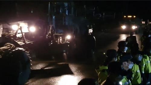 Equipment delivered to THAAD base amid residents' protest