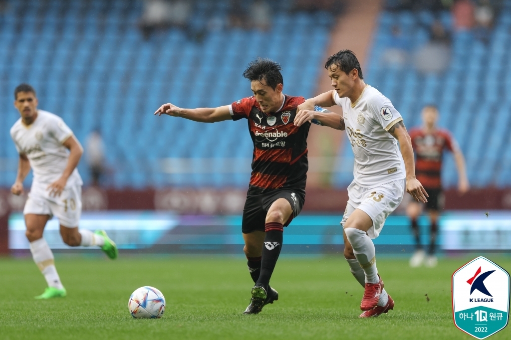 Sin Jin-ho of Pohang Steelers (L) and Hong Chul of Daegu FC battle for the ball during the clubs' K League 1 match at Pohang Steel Yard in Pohang, 370 kilometers southeast of Seoul, on Sept. 3, 2022, in this photo provided by the Korea Professional Football League. (PHOTO NOT FOR SALE) (Yonhap)