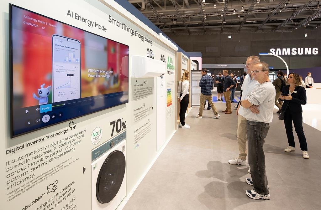 Visitors check out Samsung Electronics Co.'s home appliances that can save 10 percent more energy than the highest energy grade rating at IFA 2022 in Berlin, Germany, on Sept. 4, 2022, in this file photo provided by the company. (PHOTO NOT FOR SALE) (Yonhap)