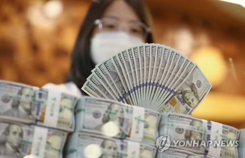 (LEAD) Inflation expected to peak around October despite weak Korean won: finance chief