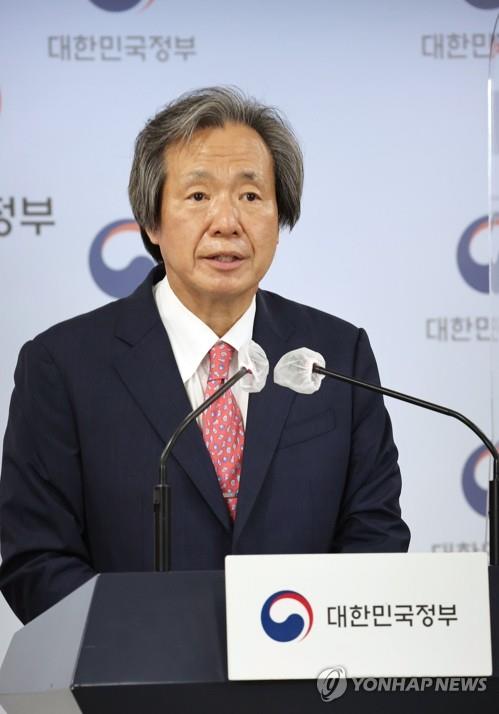 Jung Ki-suck, the chairperson of the National Advisory Committee for the Infectious Disease Crisis Response, speaks to the press during a regular briefing on Sept. 16, 2022. (Yonhap)