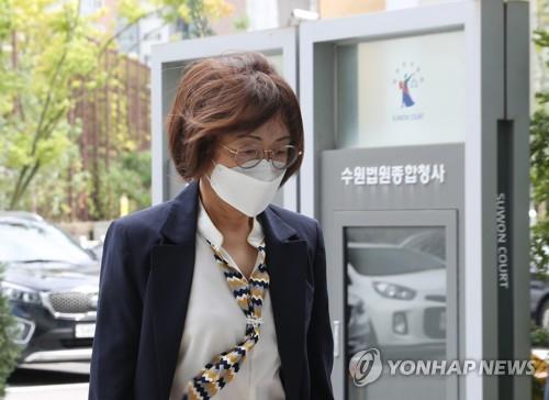 Former Seongnam Mayor Eun Soo-mi enters the Suwon District Court in Suwon, south of Seoul, on Sept. 16, 2022, to attend her sentencing hearing. (Yonhap)