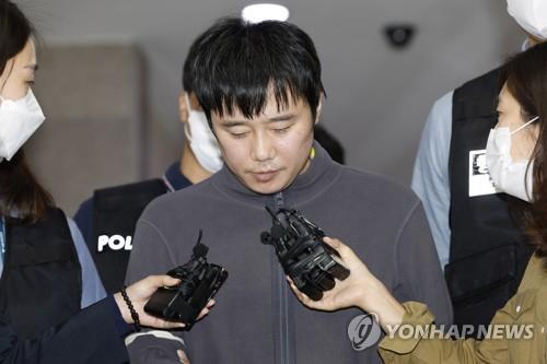 Jeon Joo-hwan, the 31-year-old suspect in the subway murder case, speaks to reporters on Sept. 21, 2022, at Seoul Namdaemun Police Station. (Yonhap)