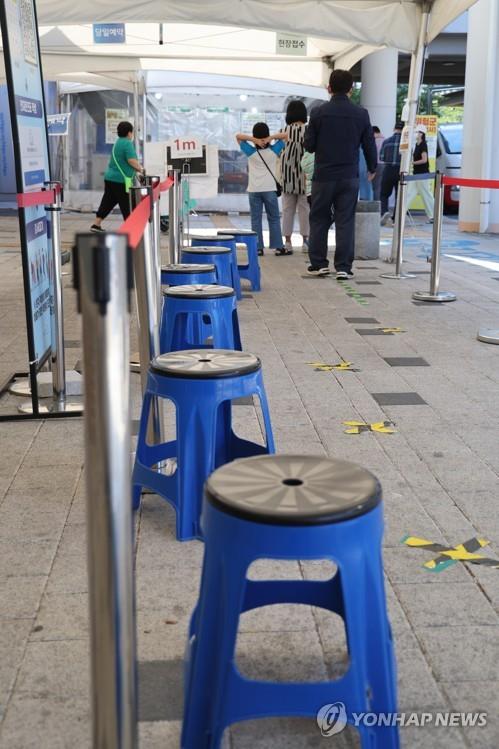 Few people stand in line to take coronavirus tests at a screening clinic in Seoul's Mapo Ward on Sept. 19, 2022, amid the slowdown of the COVID-19 pandemic. (Yonhap)