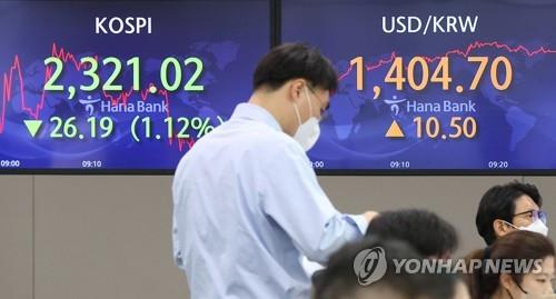 This photo, taken Sept. 22, 2022, shows an electronic signboard at a Hana Bank dealing room in Seoul that shows the South Korean currency fell below the 1,400 mark against the U.S. dollar during its intraday trading. (Yonhap)