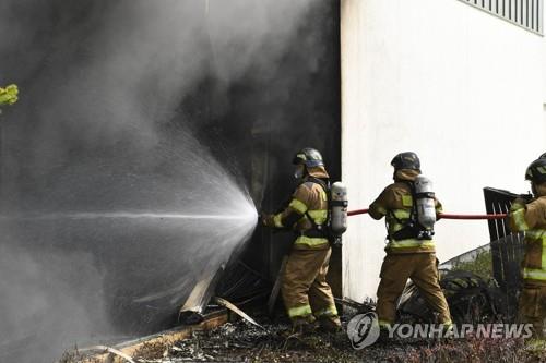 This photo provided by fire authorities shows firefighters firing a water cannon at Hyundai Premium Outlet in Daejeon, 160 kilometers south of Seoul, on Sept. 26, 2022. (PHOTO NOT FOR SALE) (Yonhap)