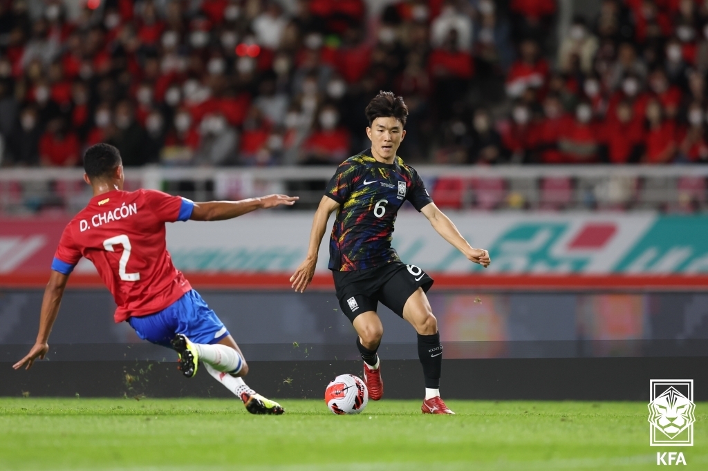 Hwang In-beom of South Korea (R) tries to fend off Daniel Chacon of Costa Rica during the teams' men's football friendly match at Goyang Stadium in Goyang, Gyeonggi Province, on Sept. 23, 2022, in this photo provided by the Korea Football Association. (PHOTO NOT FOR SALE) (Yonhap)