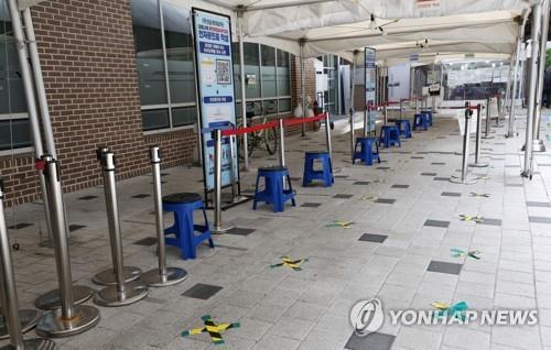 (LEAD) S. Korea's new COVID-19 cases fall below 30,000 amid waning virus wave