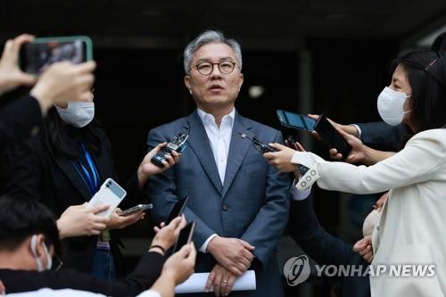 Rep. Choi Kang-wook of the main opposition Democratic Party talks to reporters on Oct. 4, 2022, following a ruling at the Seoul Central Disctrict Court. (Yonhap) 