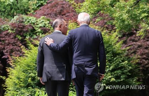 This file photo, taken May 22, 2022, shows U.S. President Joe Biden (R) walking with Hyundai Motor Group Chairman Euisun Chung after a speech on the South Korean carmaker's investment plan in the United States. (Yonhap)