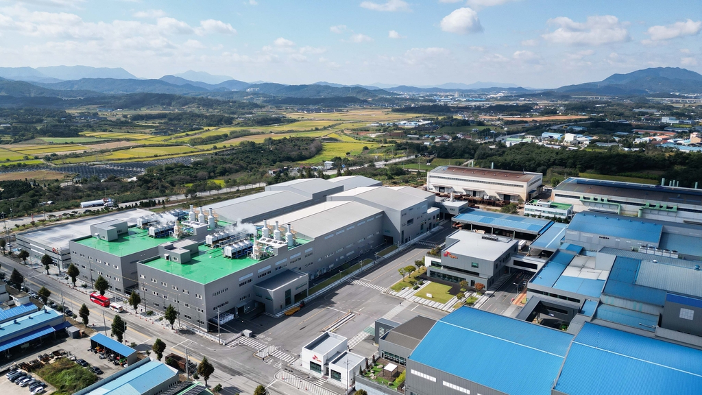 A view of the Jeongeup plant of SK Nexilis Co., the copper foil-producing subsidiary of SKC Co., is seen in this photo provided by SKC on Oct. 12, 2022. The two buildings with gray roofs on the left are the fifth and sixth factories, which were completed last year and this year, respectively. (PHOTO NOT FOR SALE) (Yonhap) 