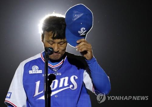 In this file photo from Oct. 3, 2017, Lee Seung-yuop of the Samsung Lions doffs his cap during his retirement ceremony at Daegu Samsung Lions Park in Daegu, some 240 kilometers southeast of Seoul. (Yonhap)