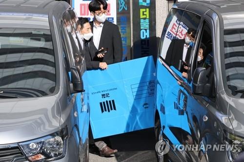 Prosecution investigators prepare boxes to carry confiscated items out of a think tank at the headquarters of the main opposition Democratic Party in Seoul on Oct. 24, 2022. (Yonhap)