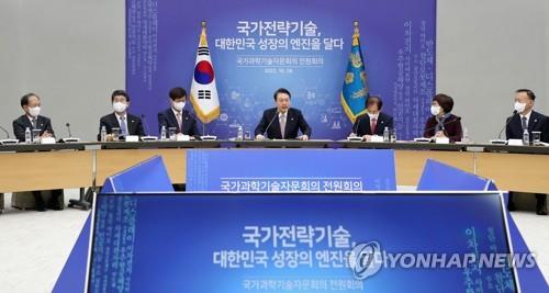 President Yoon Suk-yeol (C) chairs a government meeting at the presidential office in Seoul on Oct. 28, 2022. (Pool photo) (Yonhap)