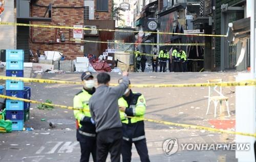 A police line blocks entry to an alley in Itaewon district in Seoul where a stampede during Halloween parties killed at least 151 people and injured 82 others. (Yonhap)