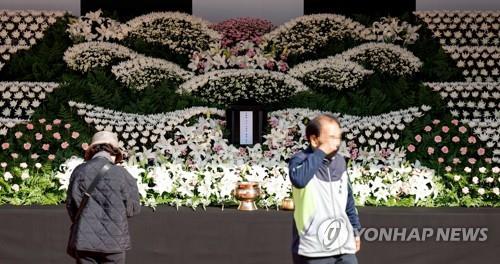 Citizens mourn the deadly Itaewon crowd crush at an altar at Seoul Plaza on Oct. 31, 2022. (Yonhap)