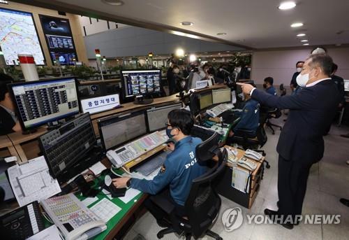 This file photo taken Oct. 20, 2022, shows Minister of Interior and Safety Lee Sang-min (R) visiting the Seoul Metropolitan Police Agency's 112 emergency call service center. (Yonhap)