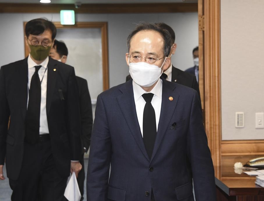 Finance Minister Choo Kyung-ho enters a meeting venue in Seoul on Nov. 3, 2022, in this photo released by the Ministry of Economy and Finance (PHOTO NOT FOR SALE) (Yonhap)