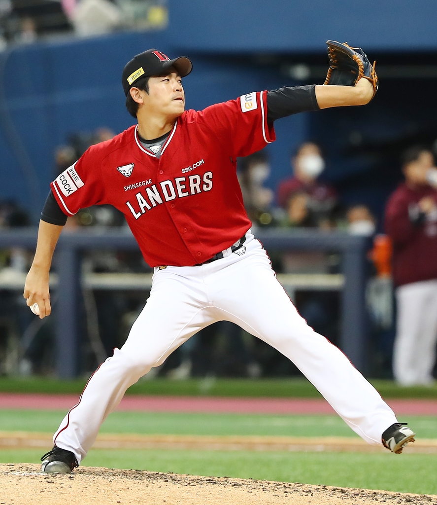 Lee Tae-yang of the SSG Landers pitches against the Kiwoom Heroes during the bottom of the eighth inning of Game 4 of the Korean Series at Gocheok Sky Dome in Seoul on Nov. 5, 2022, in this photo provided by the Landers. (PHOTO NOT FOR SALE) (Yonhap)