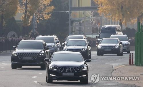 President Yoon Suk-yeol leaves the new presidential residence in Hannam-dong, Seoul, in a convoy on Nov. 8, 2022. (Yonhap)