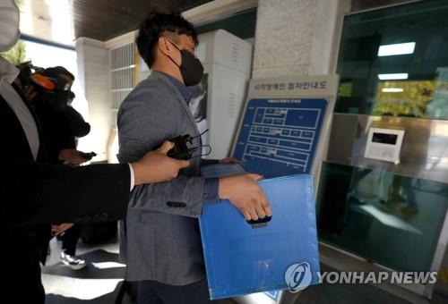 Investigators search the Yongsan Police Station on Nov. 2, 2022, as part of an investigation into the Oct. 29 crowd crush in Seoul's Itaewon district. (Yonhap)
