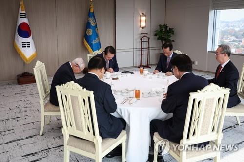 In this photo provided by the presidential office, President Yoon Suk-yeol (C) and Christian leaders say grace at the luncheon meeting held in the presidential office in Seoul on Nov. 8, 2022. (PHOTO NOT FOR SALE) (Yonhap)