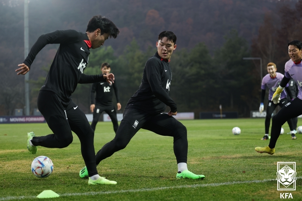 Park Min-gyu (L) and Oh Hyeon-gyu of the South Korean men's national football team train at the National Football Center in Paju, Gyeonggi Province, on Nov. 8, 2022, in this photo provided by the Korea Football Association. (PHOTO NOT FOR SALE) (Yonhap)