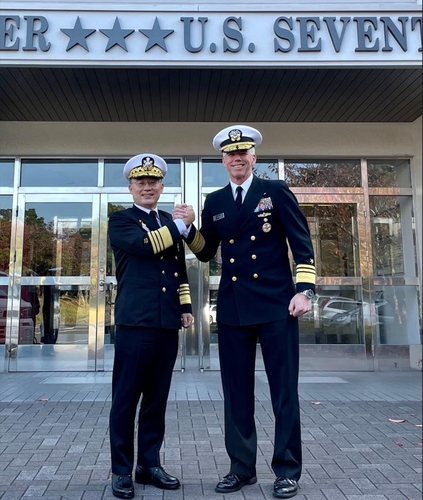 This picture, provided by the South Korean Navy on Nov. 9, 2022, shows Chief of Naval Operations Adm. Lee Jong-ho (L) and U.S. 7th Fleet Commander Vice Adm. Karl Thomas posing for a photo as they meet at the U.S. 7th Fleet's headquarters in Yokosuka, Japan. (PHOTO NOT FOR SALE) (Yonhap)