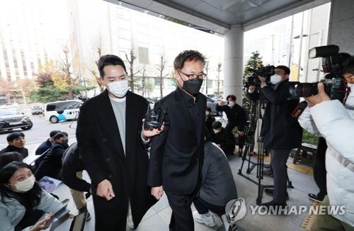 Park Sung-min, a superintendent general, enters a special investigation team building in western Seoul as a suspect on Nov. 24, 2022, for questioning over the crowd crush in Itaewon. A superintendent general is the fourth-highest rank. (Yonhap)