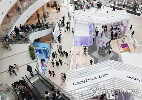 In this file photo, people visit a major shopping mall in South Korea on Oct. 10, 2022. (Yonhap)