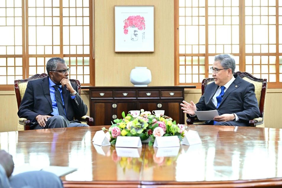 South Korean Foreign Minister Park Jin (R) talks with his Bahamas counterpart, Fred Mitchell, at the Seoul foreign ministry on Nov. 29, 2022. (PHOTO NOT FOR SALE) (Yonhap)