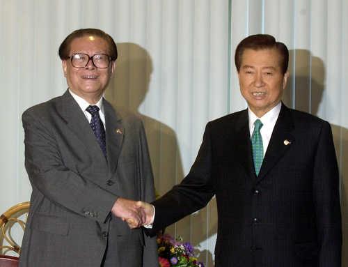 This file photo, taken on Oct. 28, 2002, shows then-South Korean President Kim Dae-jung (R) shaking hands with his Chinese counterpart, Jang Zemin ahead of a summit in Mexico. (Yonhap)