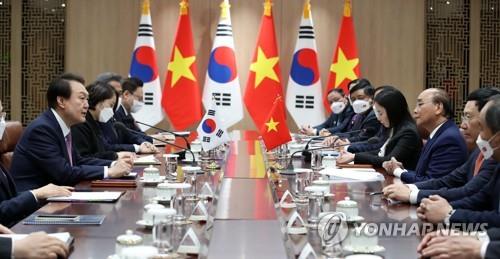  S. Korea, Vietnam sign MOUs on supply chains of key minerals, electric power