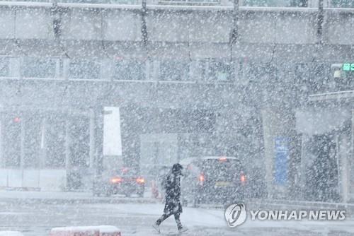 A person walks in heavy snow near Incheon International Airport, west of Seoul, on Dec. 15, 2022. (Yonhap)