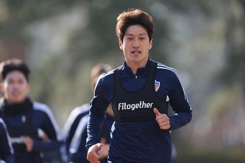Ulsan Hyundai FC midfielder Lee Chung-yong takes part in a training session in Ulsan, 310 kilometers southeast of Seoul, on Jan. 11, 2023, in this photo provided by Ulsan Hyundai FC. (PHOTO NOT FOR SALE) (Yonhap)