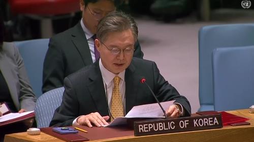 El embajador Hwang Joon-kook, principal enviado de Corea del Sur ante las Naciones Unidas, habla durante una sesión del Consejo de Seguridad de las Naciones Unidas en Nueva York el 12 de enero de 2023, en esta imagen capturada del sitio web de la ONU.  (FOTO NO A LA VENTA) (Yonhap)