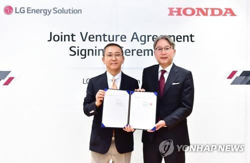 LG Energy Solution CEO Kwon Young-soo (L) poses for a photo with Honda Motor CEO Toshihiro Mibe during the signing ceremony in Seoul on Aug. 29, 2022, for their joint venture to build an electric vehicle plant in the United States, in this photo provided by LGES. (PHOTO NOT FOR SALE) (Yonhap)