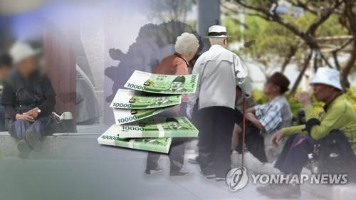 S. Korean senior citizens remain mired in poverty: report - 1