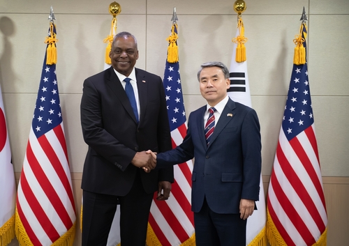 El ministro de Defensa de Corea del Sur, Lee Jong-sup (derecha), le da la mano a su homólogo estadounidense, Lloyd Austin, antes de sus conversaciones en el Ministerio de Defensa en Seúl el 31 de enero de 2023, en esta foto publicada por la oficina de Lee.  (FOTO NO A LA VENTA) (Yonhap)