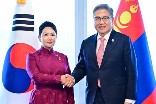 Esta imagen, proporcionada por el Ministerio de Relaciones Exteriores, muestra al ministro de Relaciones Exteriores Park Jin (derecha) con su homólogo mongol, Batmunkh Battsetseg, el 15 de febrero de 2023. (Yonhap) 