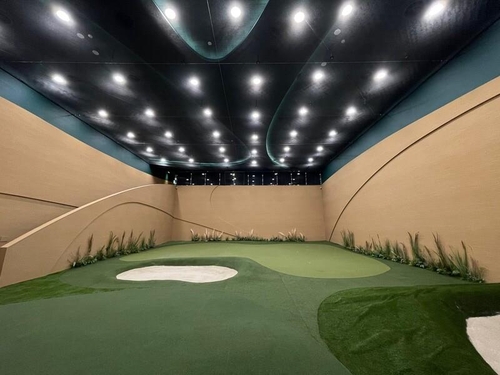 The Approach, a short game golf studio made through the renovation of CJ CGV Songpa's auditorium in southeastern Seoul, is seen in this photo provided by multiplex operator CJ CGV. (PHOTO NOT FOR SALE) (Yonhap) 