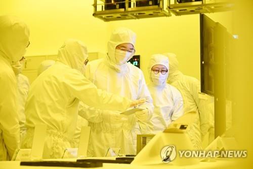 Samsung Electronics Co. Chairman Lee Jae-yong (C) inspects a package line at the Cheonan campus of Samsung Display Co., in the central city of Cheonan, South Chungcheong Province, in this file photo provided by Samsung Electronics Co. on Feb. 17, 2023. (PHOTO NOT FOR SALE) (Yonhap)