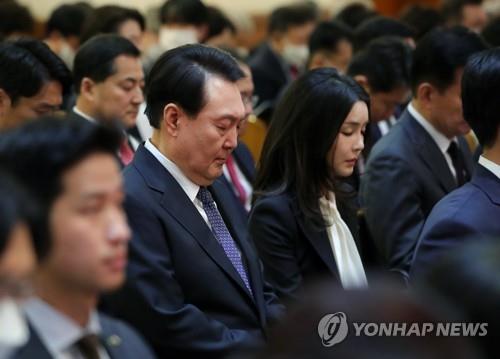 Esta foto muestra al presidente Yoon Suk Yeol (izquierda) y su esposa, Kim Keon Hee, asistiendo a un servicio de Pascua en la Iglesia Presbiteriana de Youngnak en el centro de Seúl el 9 de abril de 2023. (Foto de grupo) (Yonhap)