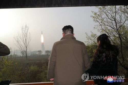 Esta foto, publicada por la Agencia Central de Noticias de Corea del Norte el 14 de abril de 2023, muestra al líder norcoreano Kim Jong-un observando el lanzamiento del misil balístico intercontinental Hwasong-18 el día anterior.  (Para uso exclusivo en la República de Corea. Sin redistribución) (Yonhap)